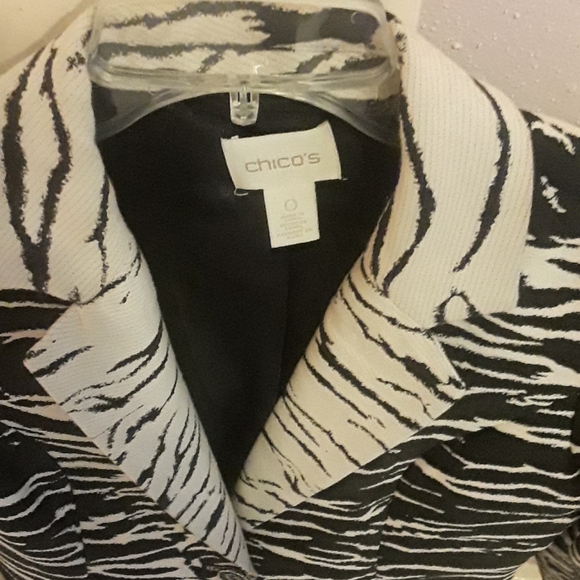 Black and white blazer size o but fits larger - Picture 2 of 2